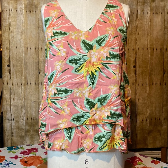 Pineapples Tops - Lovely Pineapple Tropical sleeveless top.
